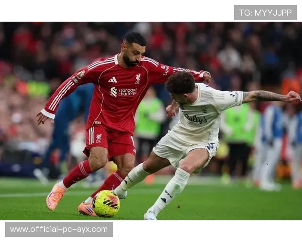 利物浦前场三人组同时形成压制，萨拉赫动作灵动，给对手带来巨大战术困扰